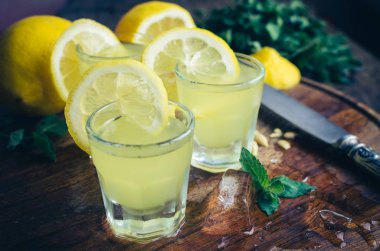 İtalyan geleneksel likör limoncello limonlu