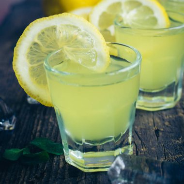 İtalyan geleneksel likör limoncello limonlu
