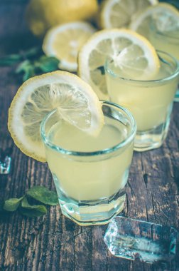 İtalyan geleneksel likör limoncello limonlu
