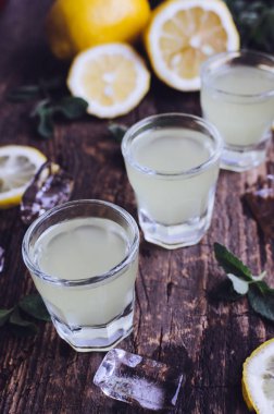 İtalyan geleneksel likör limoncello limonlu
