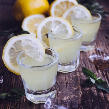 İtalyan geleneksel likör limoncello limonlu