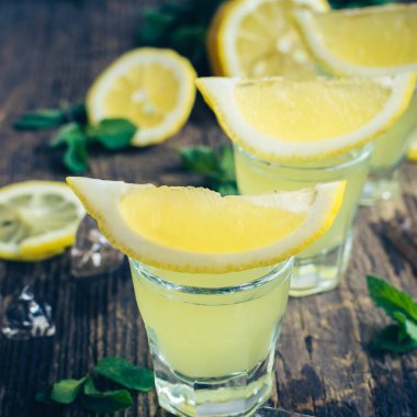 İtalyan geleneksel likör limoncello limonlu