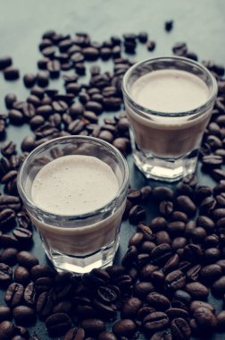 İrlandalı Creme likör koyu arka plan üzerinde