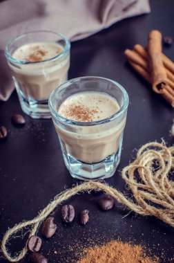 İrlandalı Creme likör koyu arka plan üzerinde