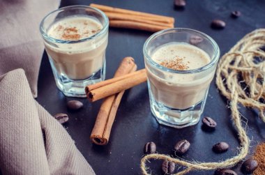 İrlandalı Creme likör koyu arka plan üzerinde