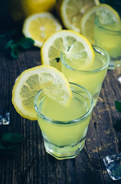 İtalyan geleneksel likör limoncello limonlu