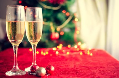 İki bardak şampanya güzel Noel ağacı yakınındaki