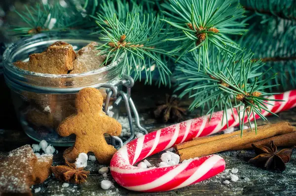 Galletas de jengibre caseras de Navidad en mesa de madera — Foto de Stock