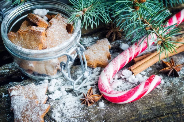 Galletas de jengibre caseras de Navidad en mesa de madera — Foto de Stock