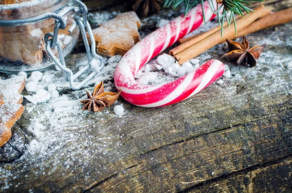 Galletas de jengibre caseras de Navidad en mesa de madera — Foto de Stock