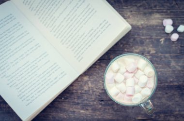 Marshmallow üst kısmında bir sıcak çikolata meşrubatının