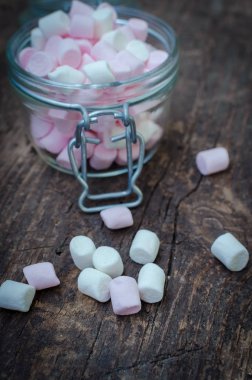 Pembe ve beyaz marshmallow bir kavanoz içinde