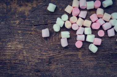 Eski bir ahşap masa üzerinde renkli şekerleme