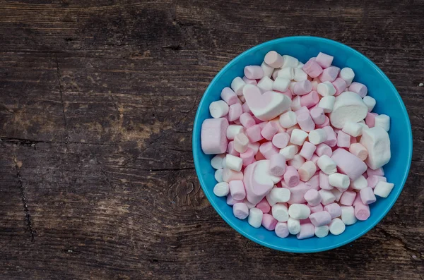 Színes marshmallows egy tálba, egy régi fából készült asztal — Stock Fotó