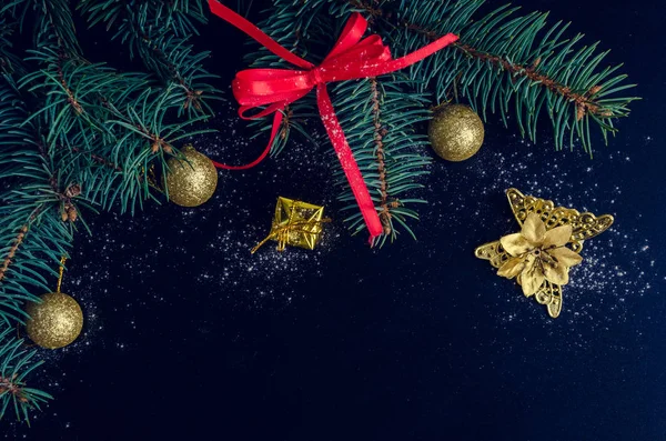 çam ağacı Noel dekorasyonu ile