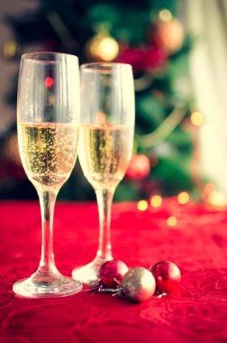 İki bardak şampanya güzel Noel ağacı yakınındaki