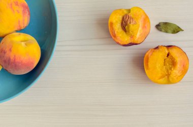 Mavi kapta olgun şeftali