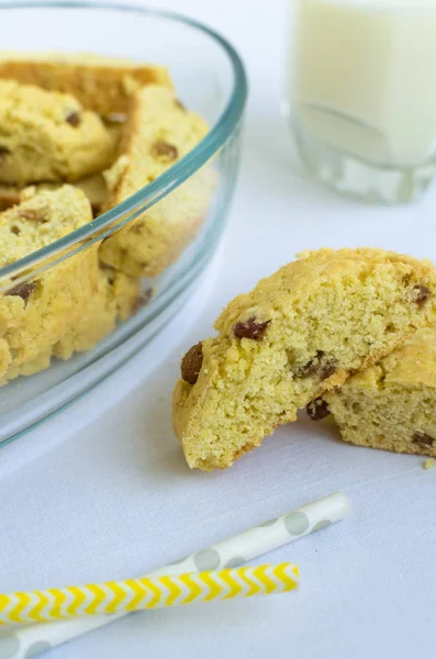 Zelfgemaakte rozijnen cookies met melk — Stockfoto