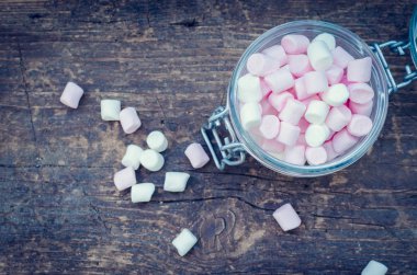 Pembe ve beyaz marshmallow bir kavanoz içinde