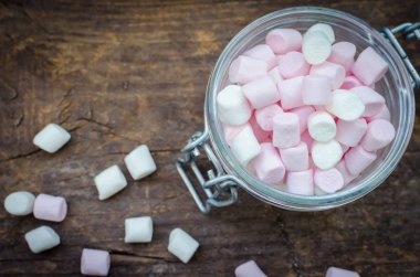 Pembe ve beyaz marshmallow bir kavanoz içinde