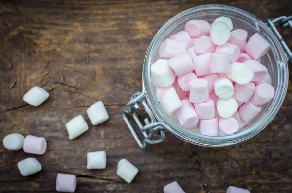 Malvaviscos rosados y blancos en un frasco —  Fotos de Stock