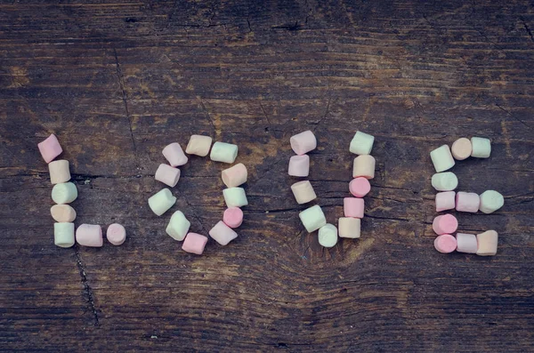 Ordet kärlek från mini marshmallow — Stockfoto