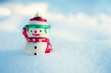 Kış konsepti ile kar arka plan kardan adam.