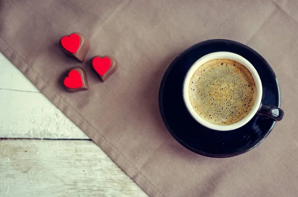 Taza de café con dulces de chocolate —  Fotos de Stock