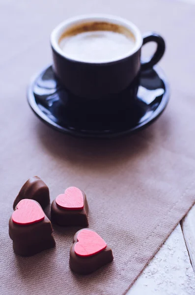 Taza de café con dulces de chocolate —  Fotos de Stock