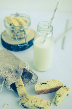 Süt ile ev yapımı kuru üzüm kurabiyeleri