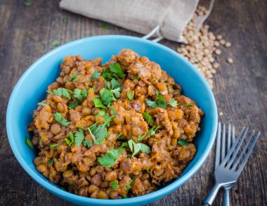 Mercimek Güveç maydanoz bir kase