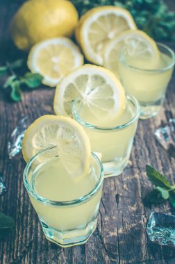 İtalyan geleneksel likör limoncello limonlu