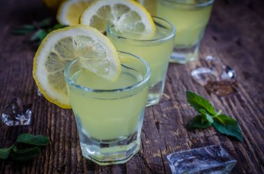 İtalyan geleneksel likör limoncello limonlu