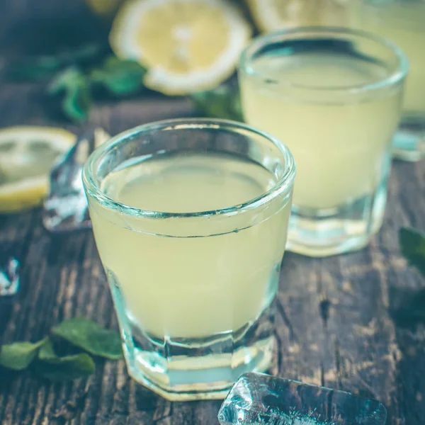 Licor tradicional italiano limoncello con limón —  Fotos de Stock