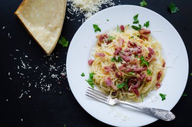 Makarna Carbonara. Spagetti pastırma ve parmesan peyniri ile.