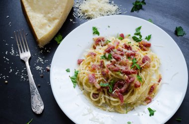 Makarna Carbonara. Spagetti pastırma ve parmesan peyniri ile.