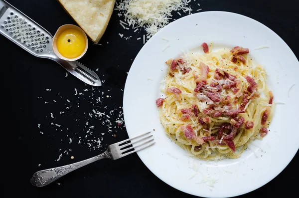 Carbonara makaron. Spaghetti z boczkiem i parmezanem. — Zdjęcie stockowe