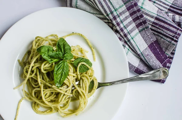 Włoski makaron spaghetti z pesto domowej roboty sosem i bazylia liść — Zdjęcie stockowe