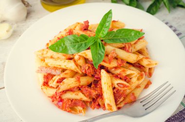 Ton balığı ve fesleğen ile Penne makarna