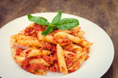 Ton balığı ve fesleğen ile Penne makarna