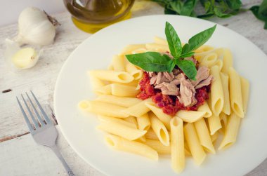 Ton balığı ve fesleğen ile Penne makarna