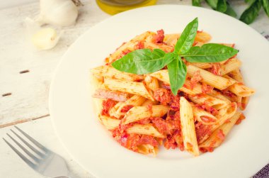 Ton balığı ve fesleğen ile Penne makarna