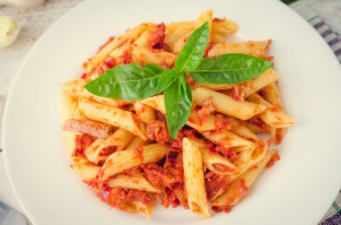 Ton balığı ve fesleğen ile Penne makarna