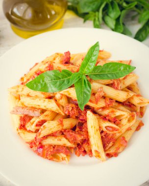 Ton balığı ve fesleğen ile Penne makarna