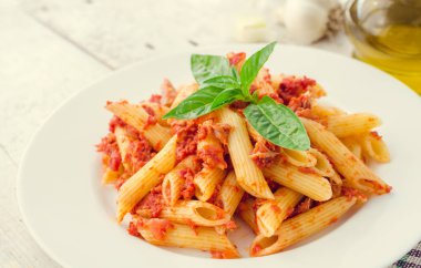 Ton balığı ve fesleğen ile Penne makarna