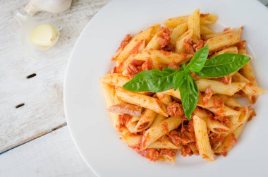 Ton balığı ve fesleğen ile Penne makarna