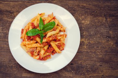 Ton balığı ve fesleğen ile Penne makarna