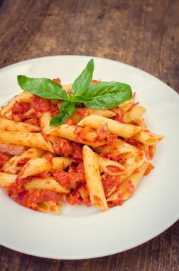 Ton balığı ve fesleğen ile Penne makarna