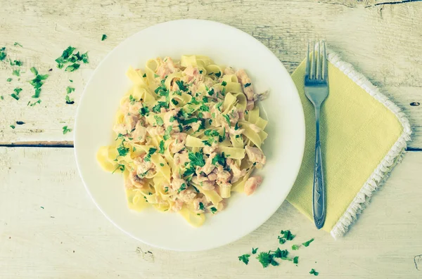 Tagliatelle com Salmão e Salsa — Fotografia de Stock