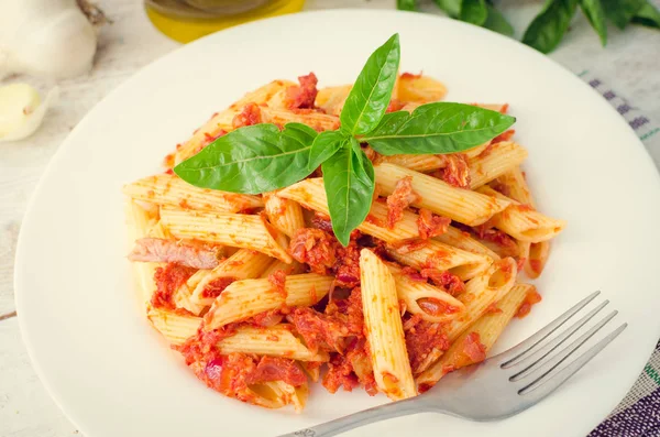 Ton balığı ve fesleğen ile Penne makarna
